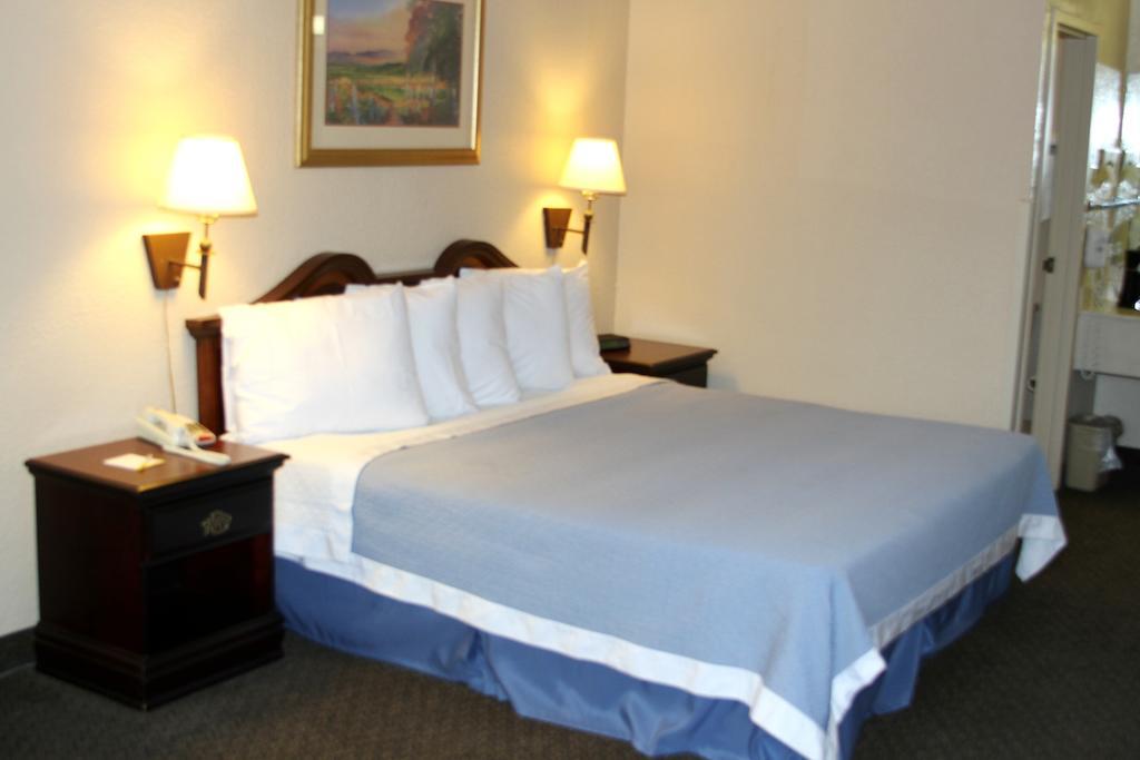 Days Inn By Wyndham Macon I-75 North Room photo